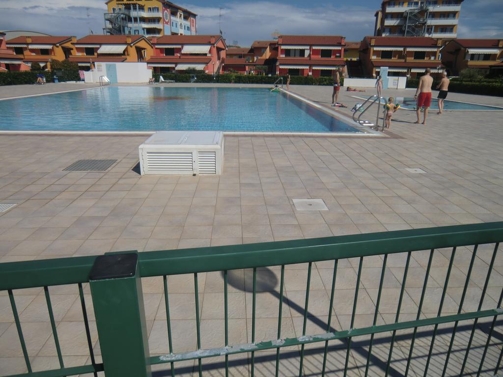 Residence Villaggio Dei Fiori Con Piscina E Posto Spiaggia Incluso Caorle Chambre photo
