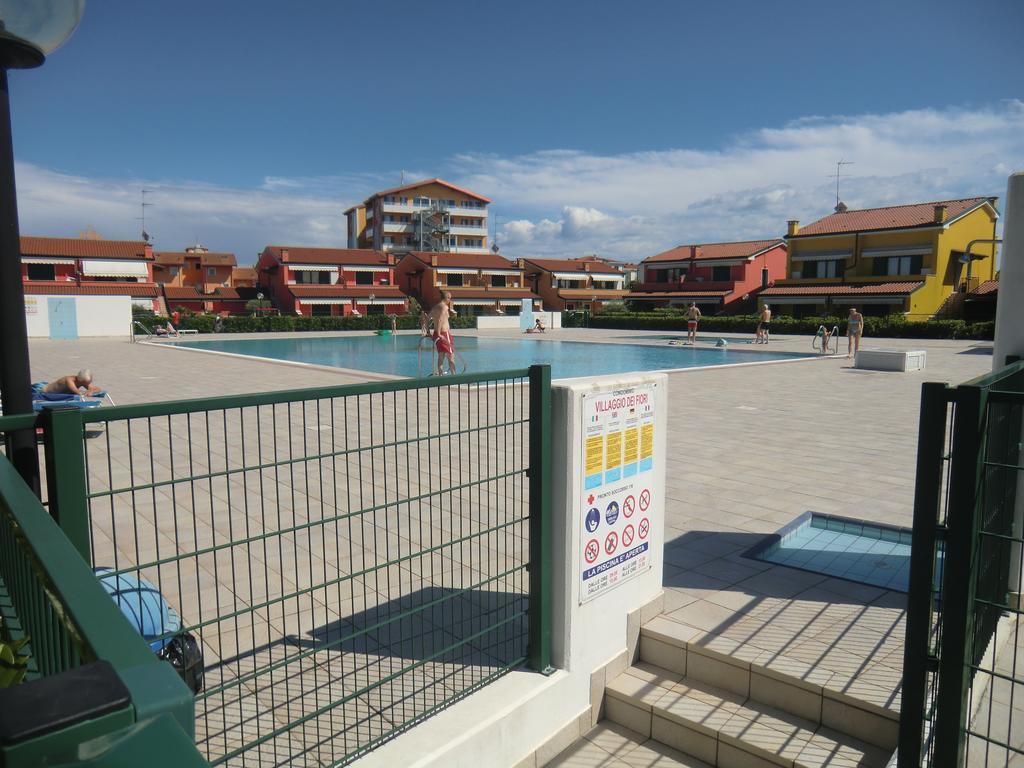Residence Villaggio Dei Fiori Con Piscina E Posto Spiaggia Incluso Caorle Chambre photo